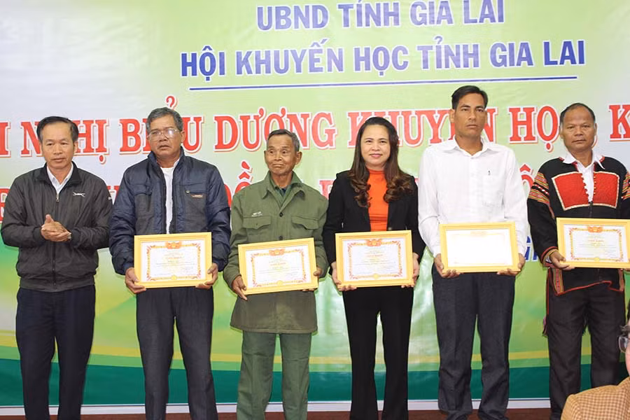  Các dòng họ học tập được khen thưởng tại hội nghị. Ảnh: Nguyễn Giang