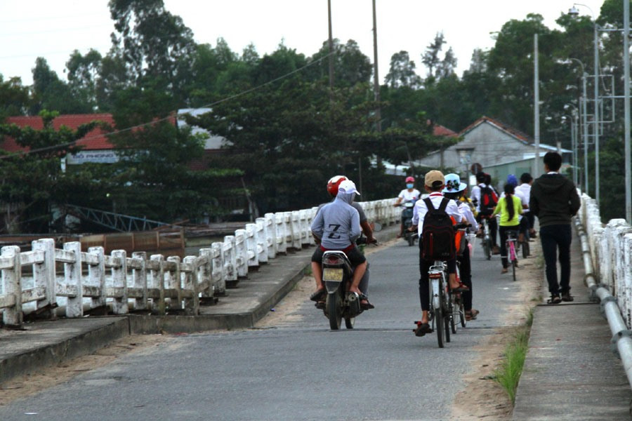 Mỗi ngày có hàng nghìn lượt người liều mình qua lại trên cây cầu chờ... sập.