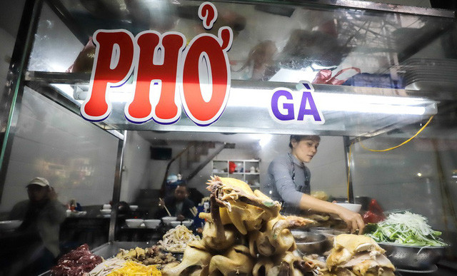 Phở gà sinh sau đẻ muộn, nhưng đã song hành cùng phở bò. Phở gà sinh sau đẻ muộn, nhưng đã song hành cùng phở bò.