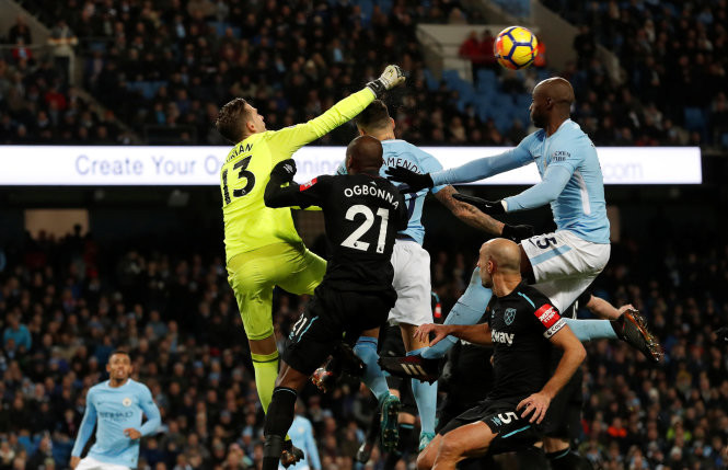 M.C gặp vô vàn khó khăn trước West Ham. Ảnh: REUTERS