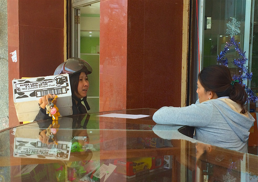 Chị Thủy tìm đến với dịch vụ phát quà Noel để tạo niềm vui bất ngờ cho con. Ảnh: Hồng Thi