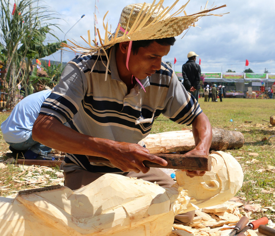 Nghệ nhân tạc tượng tại Lễ hội. Ảnh: Tấn Dung Nghệ nhân tạc tượng tại Lễ hội. Ảnh: Tấn Dung