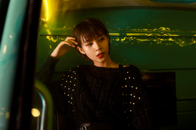  Khi tham gia tiệc tối và các lễ hội chào đón năm mới, Phí Phương Anh khuyên các bạn gái nên ưu tiên các kiểu áo len mỏng, áo dệt kim để mang lại sự ấm áp.