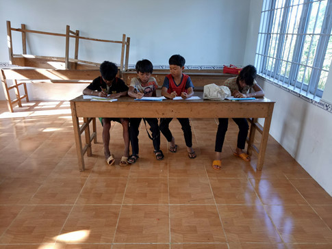 Một lớp với 4 học sinh. Một lớp với 4 học sinh.