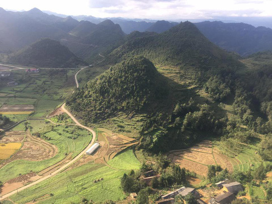 Núi rừng trùng điệp trên chặng đường từ TP Hà Giang lên đỉnh Lũng Cú. Núi rừng trùng điệp trên chặng đường từ TP Hà Giang lên đỉnh Lũng Cú.