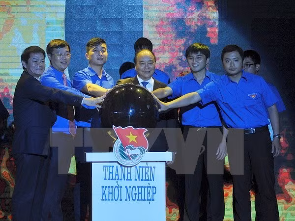 Thủ tướng Nguyễn Xuân Phúc và các đại biểu thực hiện nghi thức phát động Chương trình thanh niên khởi nghiệp giai đoạn 2016-2021.
