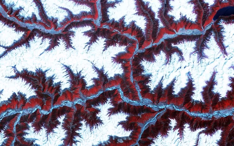 Hình ảnh tuyết bao phủ trên những ngọn núi của dãy Himalaya, khu vực Tây Nam Trung Quốc