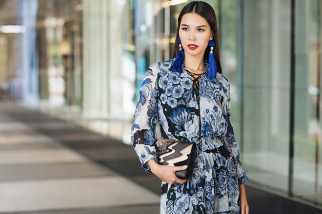 Những họa tiết phong phú trên thiết kế đầm dài tay cùng với đôi hoa tai quả bông tạo nên sự đồng điệu thú vị.