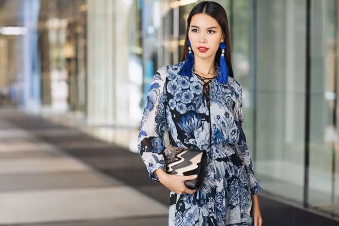 Những họa tiết phong phú trên thiết kế đầm dài tay cùng với đôi hoa tai quả bông tạo nên sự đồng điệu thú vị.