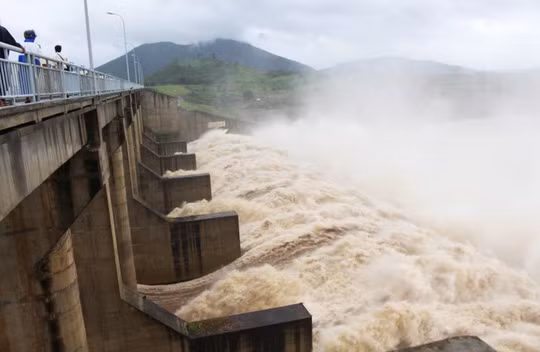 Thủy điện Sông Ba Hạ xả lũ. Thủy điện Sông Ba Hạ xả lũ.