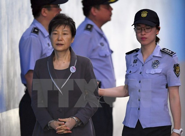 Bà Park Geun-Hye (phía trước) được đưa tới Tòa án Quận trung tâm Seoul.
