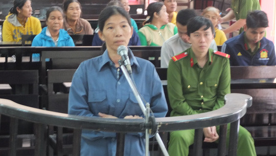 Bị cáo Đinh Thị Thúy tại tòa. Bị cáo Đinh Thị Thúy tại tòa.