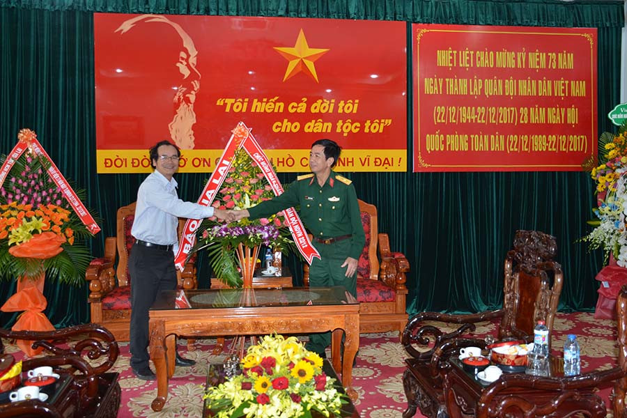Phó Tổng Biên tập Báo Gia Lai chúc mừng cán bộ, chiến sĩ Binh Đoàn 15. Ảnh: Vĩnh Hoàng Phó Tổng Biên tập Báo Gia Lai chúc mừng cán bộ, chiến sĩ Binh Đoàn 15. Ảnh: Vĩnh H