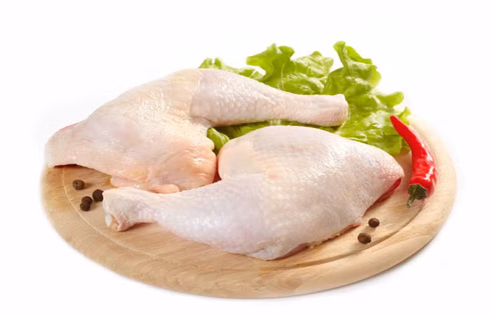 Thịt gà là thực phẩm chứa nhiều vitamin nhóm B giúp tạo máu và hỗ trợ hệ thần kinh khỏe mạnh.