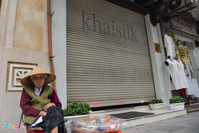 Cửa hàng Khaisilk số 113 Hàng Gai sau khi bị khách hàng tố bán hàng Made in China.