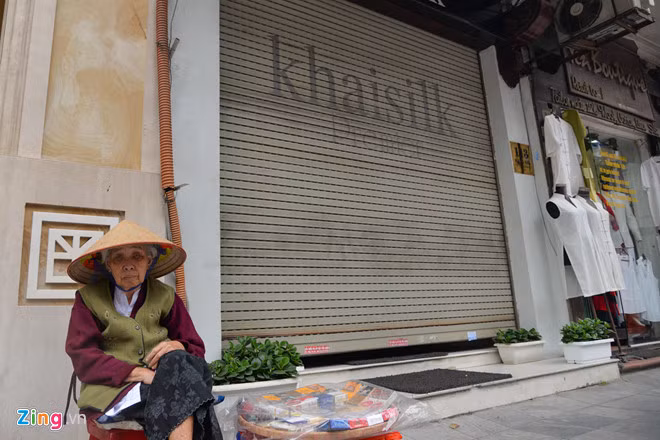 Cửa hàng Khaisilk số 113 Hàng Gai sau khi bị khách hàng tố bán hàng Made in China.