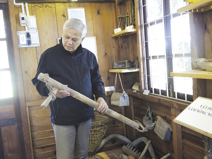 Linh mục Giuse Nguyễn Đức Ngọc giải thích về chiếc đòn tre mang tên "triết lý cộng sinh". Linh mục Giuse Nguyễn Đức Ngọc giải thích về chiếc đòn tre mang tên “triết lý cộng sinh“.