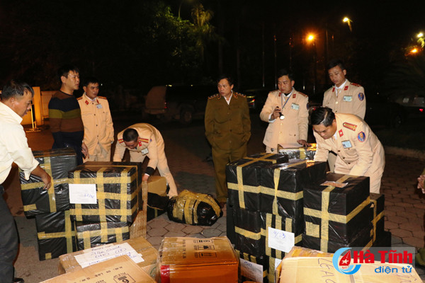 Lực lượng chức năng kiểm tra số hàng trên xe khách.