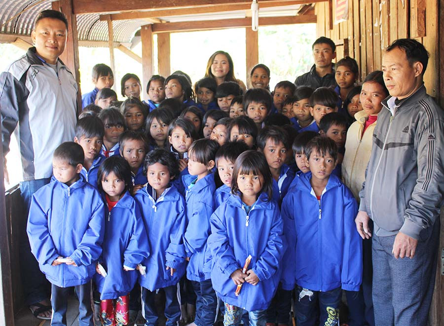 Ông Hoàng Trung Hà-Giám đốc Công ty TNHH Hóa Dược Hoàng An (bìa trái) tặng áo ấm cho các em học sinh làng Châu (xã Chư Krei, huyện Kông Chro). Ảnh: Phương Liên Ông Hoàng Trung Hà-Giám đốc Công ty TNHH Hóa Dược Hoàng An (bìa trái) tặng áo ấm cho các em học sinh làng Châu (xã Chư Krei, huyện Kông Chro). Ảnh: Phương Liên