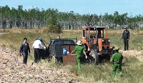 Công an khám nghiệm hiện trường vụ án mạng