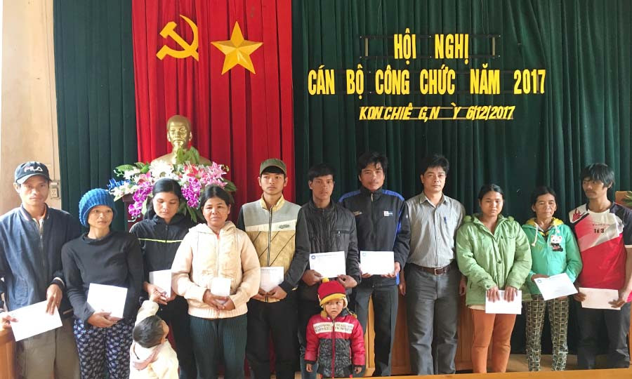  Các hộ dân xã Kon Chiêng, huyện Mang Yang nhận tiền hỗ trợ sửa chữa nhà ở. Ảnh: Hà Xuyên