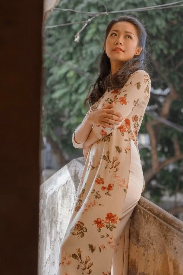 Chỉ với áo dài thôi, Thu Hà cũng khoe trọn được đường cong và nét xuân thì của mình