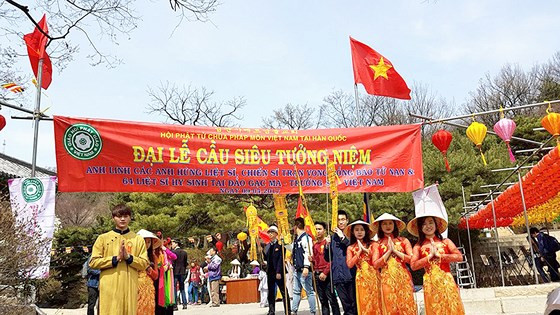 Đông đảo cộng đồng người Việt đến tham dự lễ cầu siêu với nhiều nghi thức tâm linh mang ý nghĩa văn hóa dân tộc.