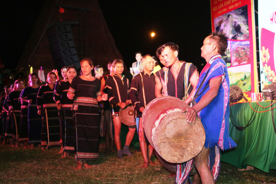 Biểu diễn cồng chiêng tại Lễ hội. Ảnh: Tấn Dung Biểu diễn cồng chiêng tại Lễ hội. Ảnh: Trần Dung