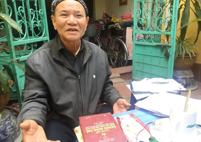 Ông Võ Xuân Cờ với hồ sơ, tư liệu chứng minh kỹ sư - thượng úy Nguyễn Ngọc Lạc là người có công nghiên cứu, cải tiến rađa K860 giúp tên lửa xác định mục tiêu chính xác để bắn hạ B52. Ông Võ Xuân Cờ với hồ sơ, tư liệu chứng minh kỹ sư - thượng úy Nguyễn Ngọc Lạc là người có công nghiên cứu, cải tiến rađa K860 giúp tên lửa xác định mục tiêu chính xác để bắn hạ B52.