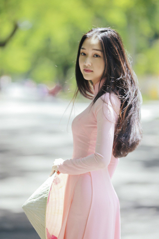 Cô cũng dành rất nhiều thời gian để tìm hiểu về văn hóa, ẩm thực quê mình.