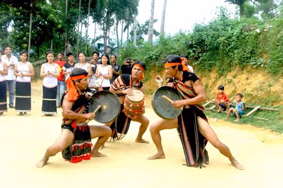 Đấu chiêng là phần hội được mong chờ nhất trong Tết ngã rạ.