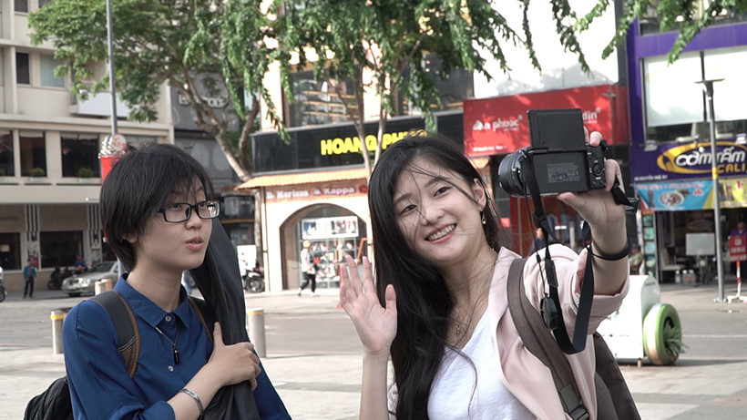 Ở Sài Gòn, Duyên (trái) là người bạn thân nhất của Akari. Ở Sài Gòn, Duyên (trái) là người bạn thân nhất của Akari.