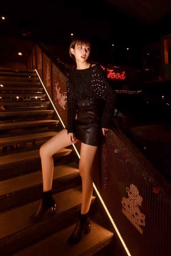  Váy da phom dáng chữ A siêu ngắn được kết hợp cùng áo đính hạt ngọc trai giúp người mặc 