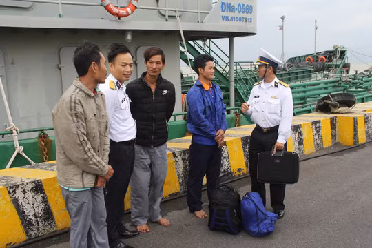  Các ngư dân được tàu 364 cứu nạn về đến vịnh Đà Nẵng an toàn