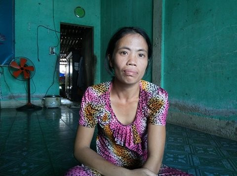 Chị Sự mẹ của cháu Huy cảm thấy buồn bã, lo lắng khi con mình bị mất tích. Chị Sự mẹ của cháu Huy cảm thấy buồn bã, lo lắng khi con mình bị mất tích.