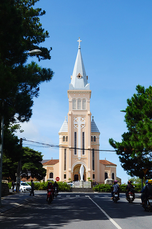 Nhà thờ Con Gà khởi công xây dựng từ năm 1931 và được hoàn thành vào năm 1942. Với lối kiến trúc theo trường phái Roman, nơi đây là một trong số kiến trúc Pháp lâu đời nhất còn sót lại tại Đà Lạt.