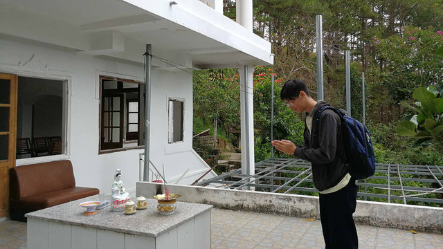 Một du khách thắp nhang tại ngôi nhà ma với thái độ kính cẩn. Một du khách thắp nhang tại ngôi nhà ma với thái độ kính cẩn.