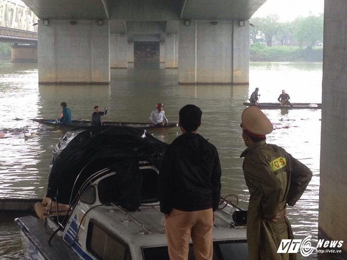  Lực lượng chức năng đang tìm kiếm thi thể của nam sinh N. (Ảnh: C.Đ) 