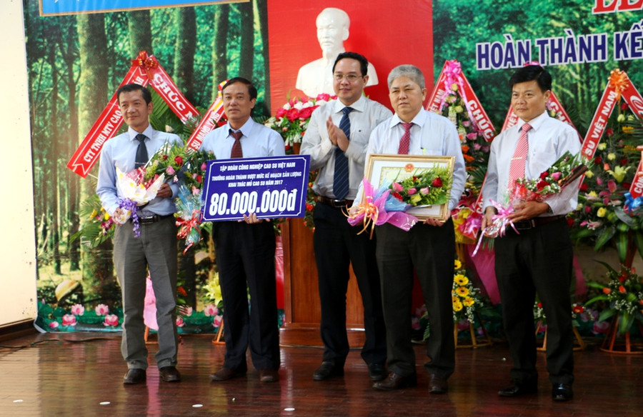 Tập đoàn Công nghiệp Cao su Việt Năm khen thưởng Công ty đã hoàn thành vượt mức sản lương năm 2017. Ảnh: Q.T