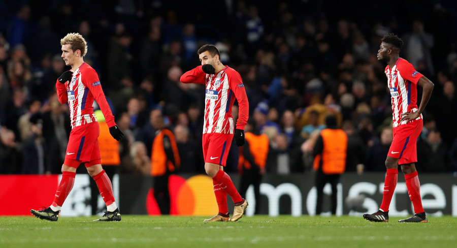 Nỗi thất vọng của các cầu thủ Atletico Madrid sau khi bị loại khỏi Champions League. Ảnh: REUTERS