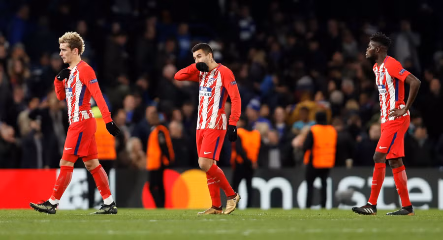 Nỗi thất vọng của các cầu thủ Atletico Madrid sau khi bị loại khỏi Champions League. Ảnh: REUTERS