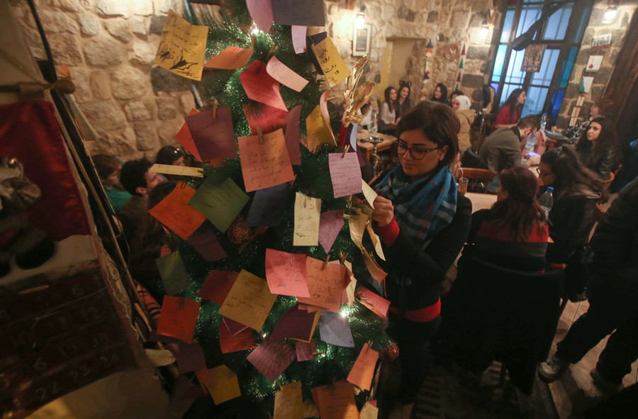  Tại Syria, nơi người dân vẫn đang loay hoay giữa bom đạn, không khí Giáng sinh không vì thế mà biến mất. Ảnh chụp tại quán cà phê Zeriab tại thủ đô Damascus, nơi người ta dựng lên một cây thông làm từ những mảnh giấy ghi điều ước của thực khách. Sau cuộc chiến kéo dài gần 7 năm, điều người dân nơi đây mong mỏi nhất, đương nhiên là hòa bình.