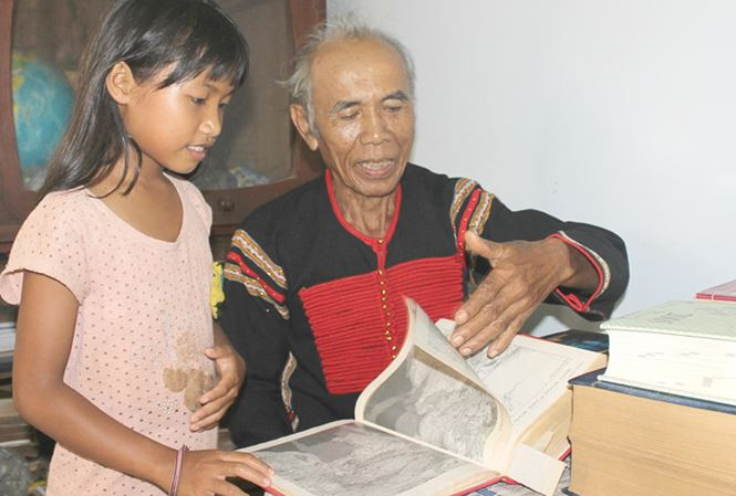 Già Y Bớt dạy tiếng Anh cho cháu.