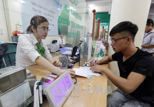 Khách hàng giao dịch tại Vietcombank chi nhánh Bắc Giang.