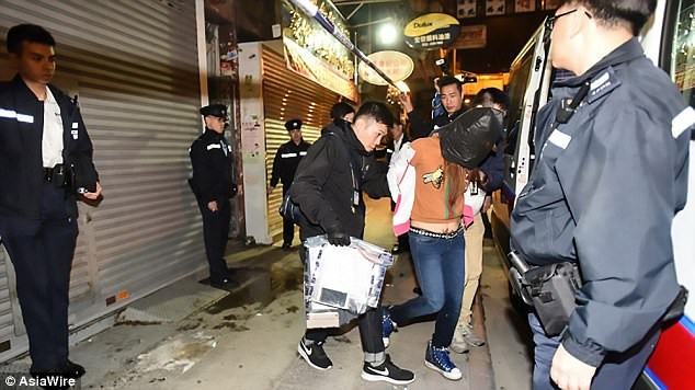 Cảnh sát bắt giữ người mẹ nghi sát hại con gái ruột của mình. Cảnh sát bắt giữ người mẹ nghi sát hại con gái ruột của mình.