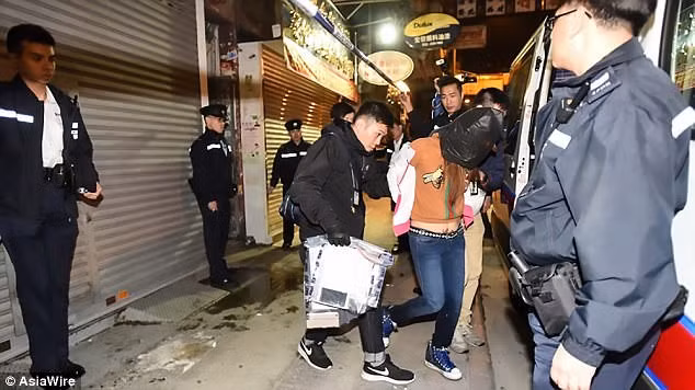 Cảnh sát bắt giữ người mẹ nghi sát hại con gái ruột của mình.