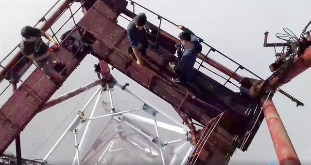 Các bạn trẻ check-in cột phát sóng trên đỉnh Hải Vân - Ảnh cắt từ clip