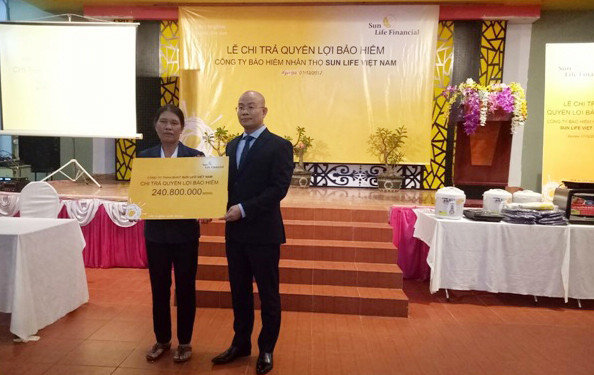 Đại diện Sun Life Việt Nam trao tấm séc chi trả quyền lợi cho khách hàng tại Ayun Pa, Gia Lai. Đại diện Sun Life Việt Nam trao tấm séc chi trả quyền lợi cho khách hàng tại Ayun Pa, Gia Lai