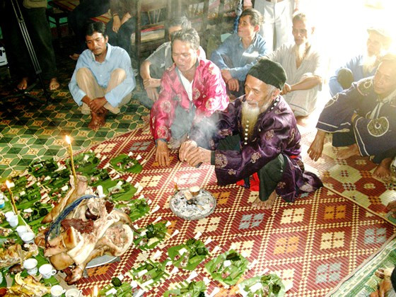 Lễ cúng Tết ngã rạ của người Cor huyện Trà Bồng, tỉnh Quảng Ngãi. Lễ cúng Tết ngã rạ của người Cor huyện Trà Bồng, tỉnh Quảng Ngãi.