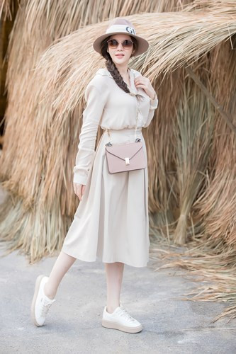 Chọn trang phục tông nude với giày và nón phối ton sur ton, đi giày đế bệt, Lý Nhã Kỳ trông năng động và trẻ trung so với tuổi. 